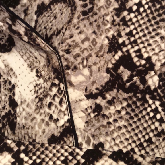 BCBG short sleeved animal print silk blouse size XS - Picture 2 of 5